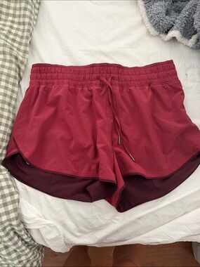 Women's Performance lululemon reversible Shorts - Burgundy